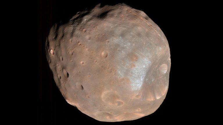 ¿Marte está destrozando su luna más grande?