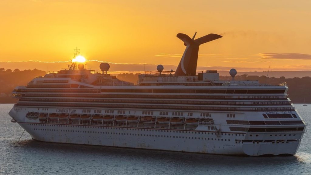 Rescatan a un hombre que sobrevivió varias horas tras caer por la borda de un crucero
