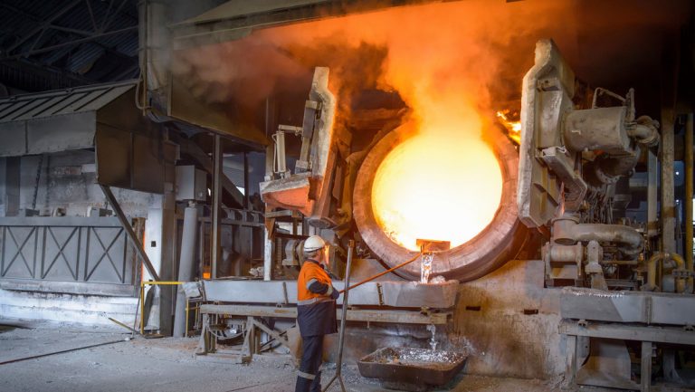 Trabajador sobrevive tras caer a un horno con aluminio fundido a 720 grados