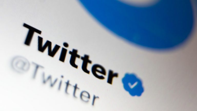 Twitter comienza a cobrar 8 dólares por la verificación