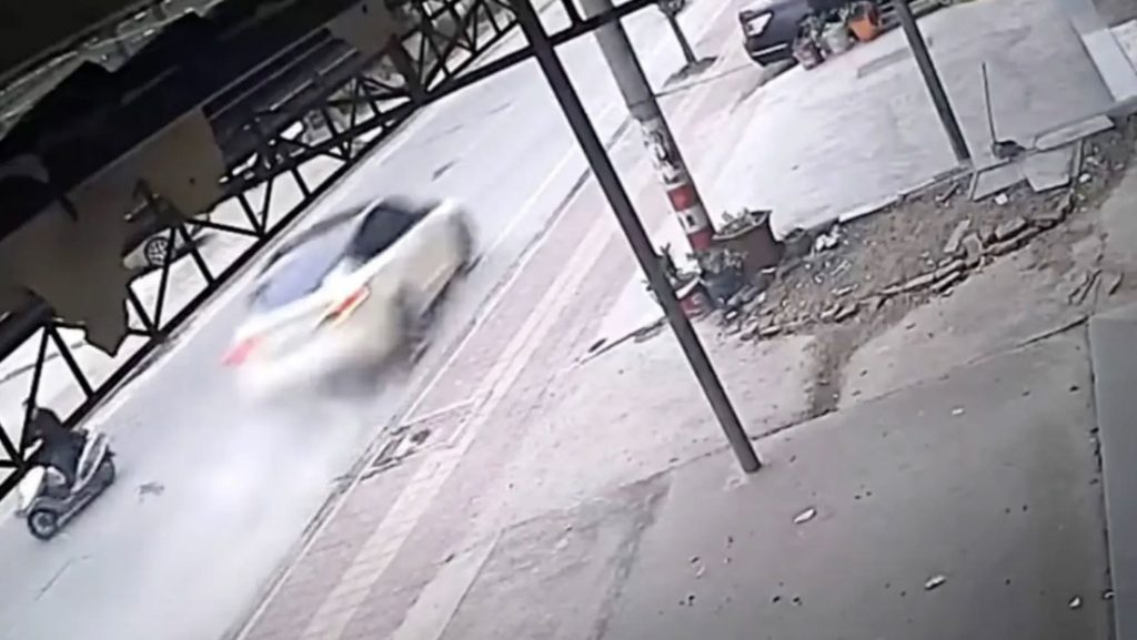 Un Tesla pierde el control a toda velocidad y causa un aparatoso accidente mortal