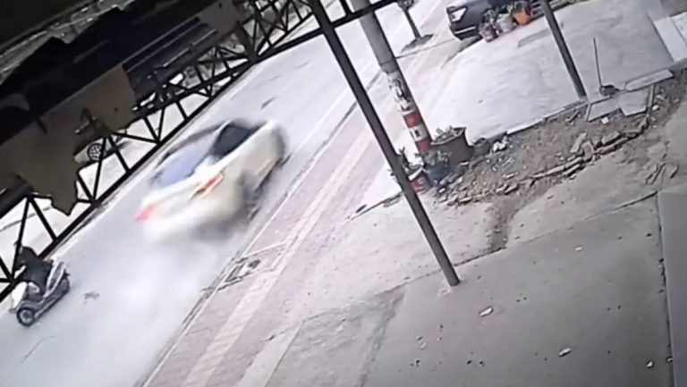 Un Tesla pierde el control a toda velocidad y causa un aparatoso accidente mortal