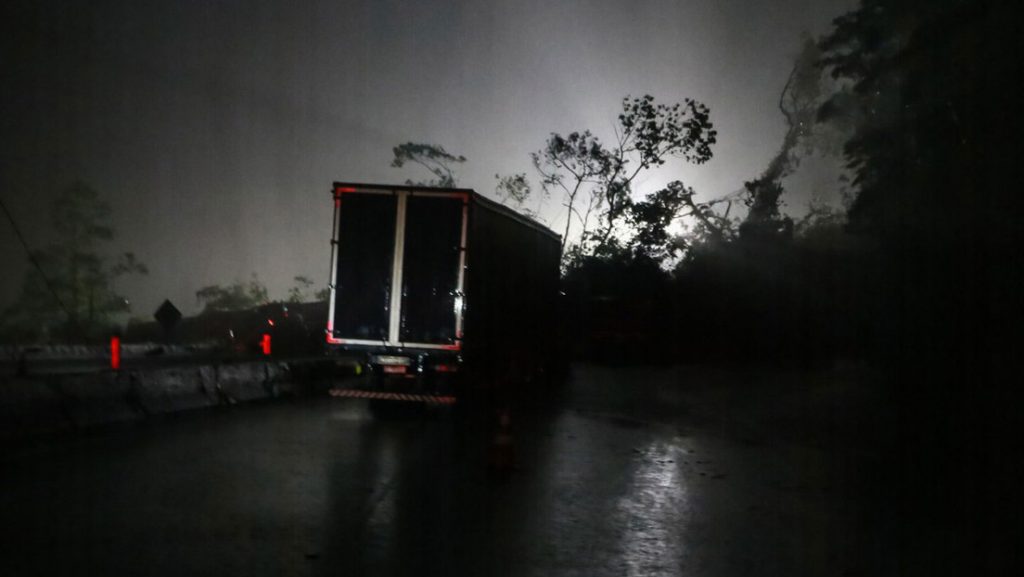 Un deslizamiento de tierra arrastra diez coches y cinco camiones en Brasil