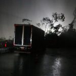 Un deslizamiento de tierra arrastra diez coches y cinco camiones en Brasil