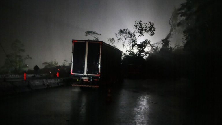 Un deslizamiento de tierra arrastra diez coches y cinco camiones en Brasil