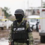 Un perro con una pierna humana en el hocico conduce al hallazgo de una fosa clandestina en México