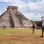 Una mujer sube a la pirámide de Kukulkán pese a restricción y es abucheada