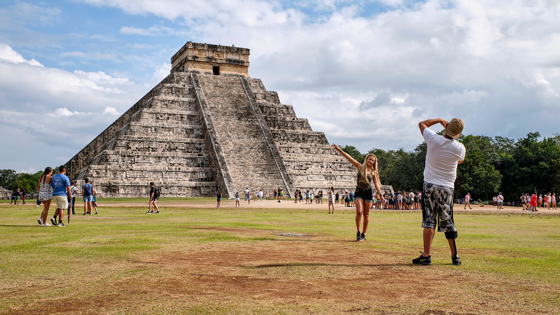 Una mujer sube a la pirámide de Kukulkán pese a restricción y es abucheada