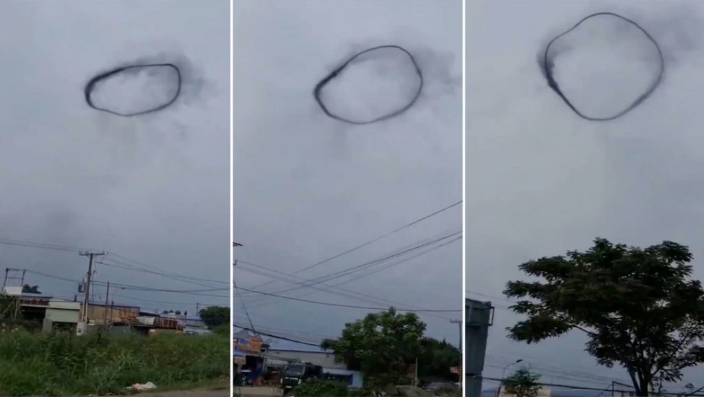 anillo de humo negro aparece en el cielo de Vietnam