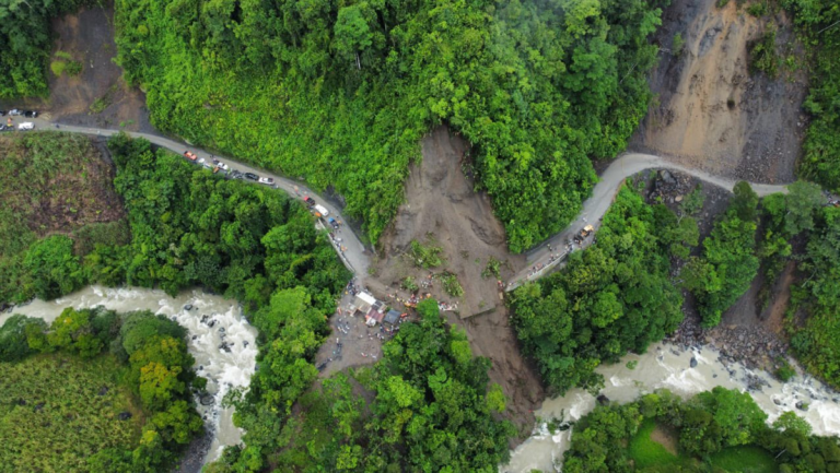 Asciende a 29 la cifra de fallecidos por el deslizamiento de tierra que sepultó un autobús en Colombia