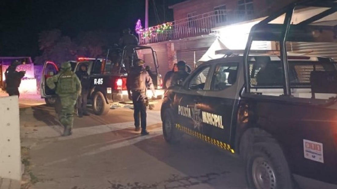 Asesinan a tiros a una policía mexicana mientras vigilaba una gasolinera en Guanajuato Asesinan a tiros a una policía mexicana mientras vigilaba una gasolinera en Guanajuato