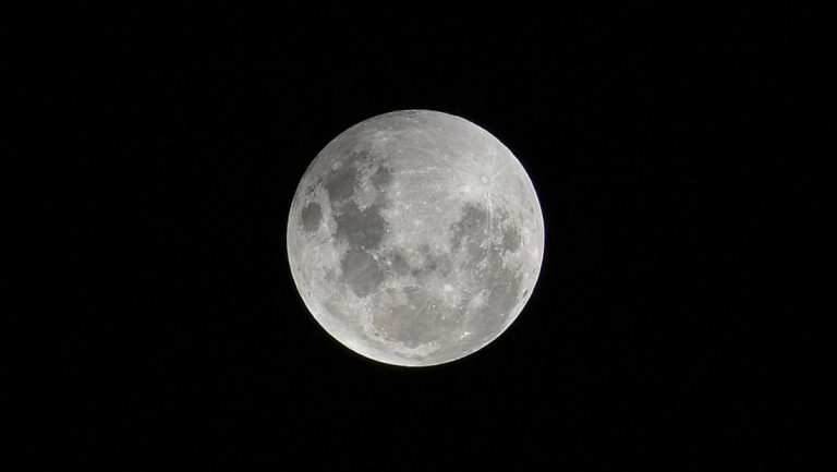 Científicos sugieren que el viento solar pudo haber dejado agua en la superficie de la Luna