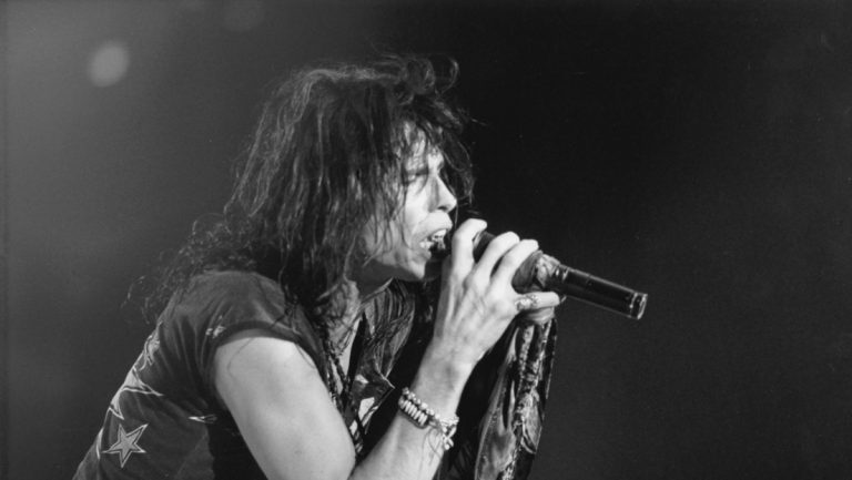 Demandan a Steven Tyler por abusar sexualmente de una menor