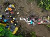 El conmovedor rescate de una niña aferrada al cadáver de su madre en el bus sepultado en Colombia