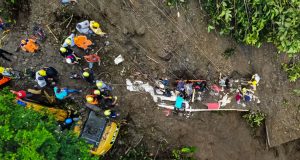 El conmovedor rescate de una niña aferrada al cadáver de su madre en el bus sepultado en Colombia
