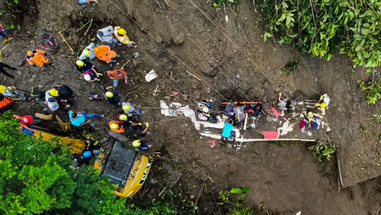 El conmovedor rescate de una niña aferrada al cadáver de su madre en el bus sepultado en Colombia