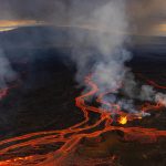 El flujo continuo de lava del volcán activo más grande del mundo amenaza la principal vía de Hawái