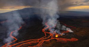El flujo continuo de lava del volcán activo más grande del mundo amenaza la principal vía de Hawái