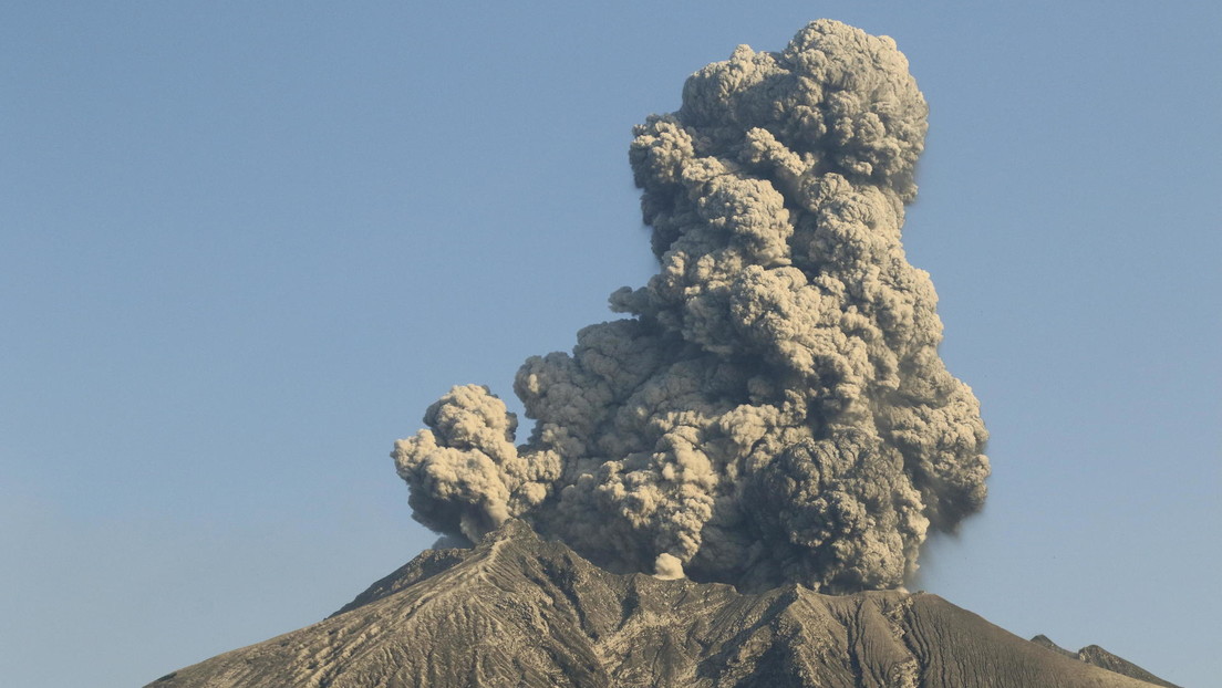 Entra en erupción el volcán Sakurajima en Japón