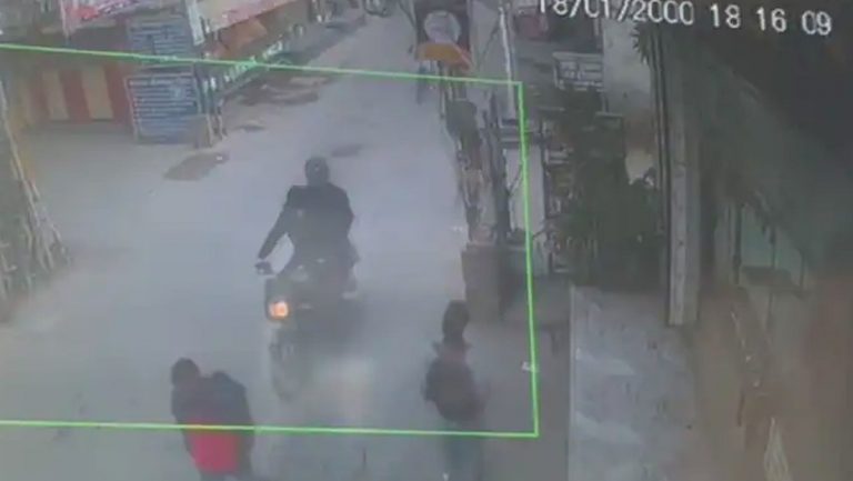 Estudiante de 17 años sufre un ataque con ácido en el rostro en una calle de la India