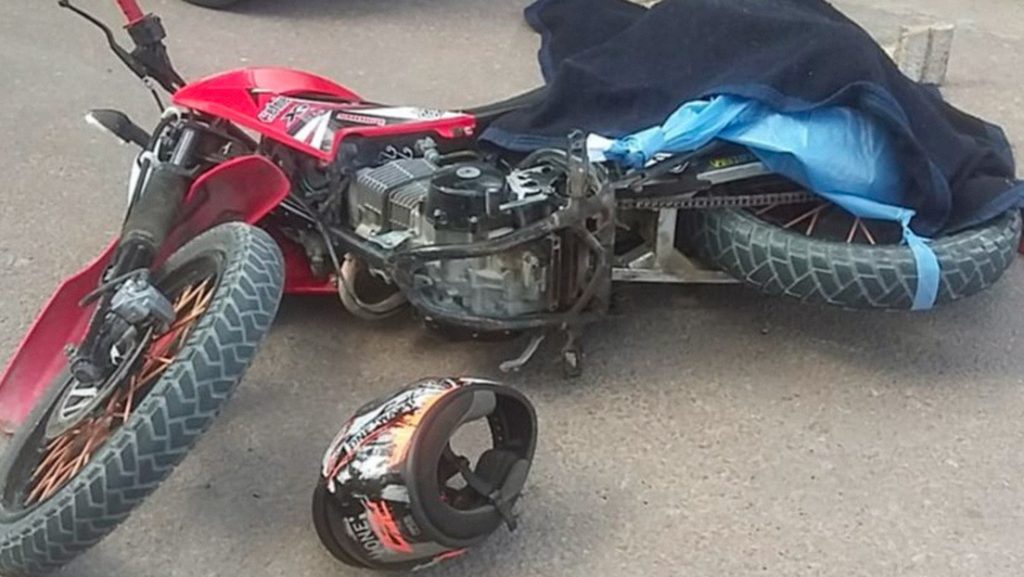 Hincha argentino muere en moto ahorcado con la bandera nacional durante los festejos