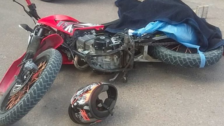 Hincha argentino muere en moto ahorcado con la bandera nacional durante los festejos