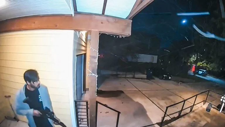 Un policía estadounidense mata a balazos a un hombre que defendía su casa de un ladrón (VIDEOS)
