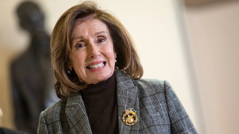 Pelosi desea a los estadounidenses "Feliz 'Shwanza'"