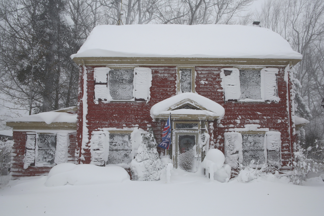 Amherst (Nueva York, EE.UU.), 24 de diciembre de 2022. Foto Jeffrey T. Barnes, AP. Tormenta invernal paraliza a EE.UU.
