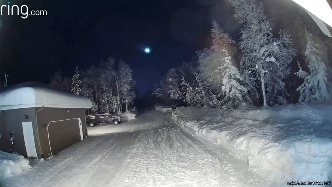 Un brillante meteorito ilumina el cielo de Alaska durante el solsticio de invierno
