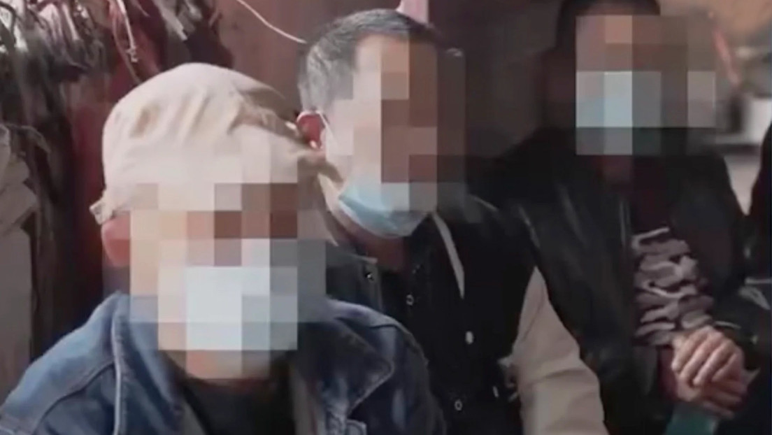 Un juez chino reprende a tres hijos por desatender a su madre paralítica y les ordena cuidarla Un juez chino reprende a tres hijos por desatender a su madre paralítica y les ordena cuidarla