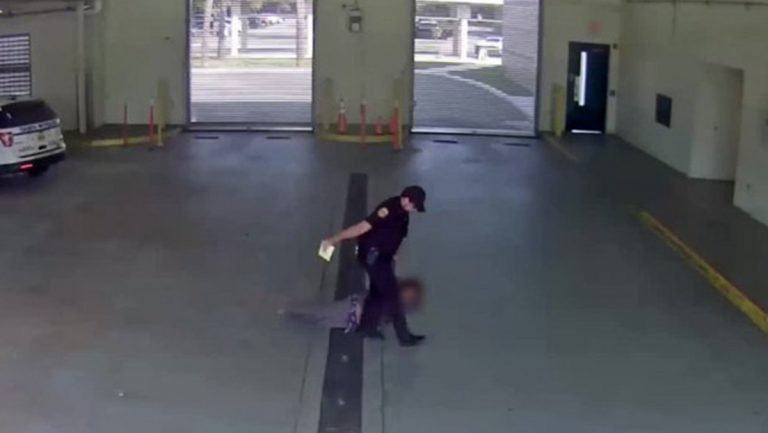 Un policía de Florida arrastra a una mujer esposada a la prisión