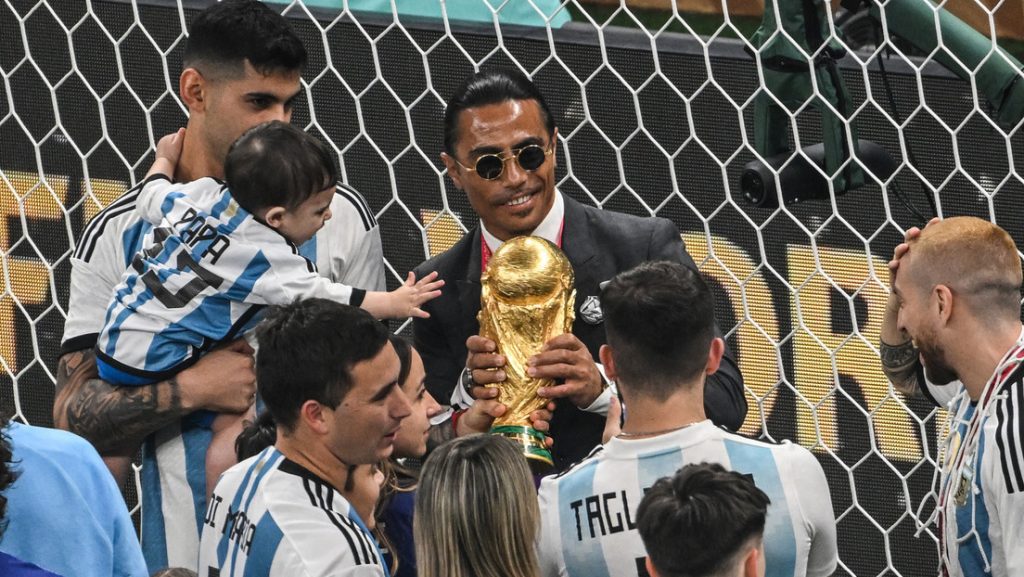 Vetan a 'Salt Bae' en un importante evento deportivo en EE.UU. por sus travesuras en la final del Mundial