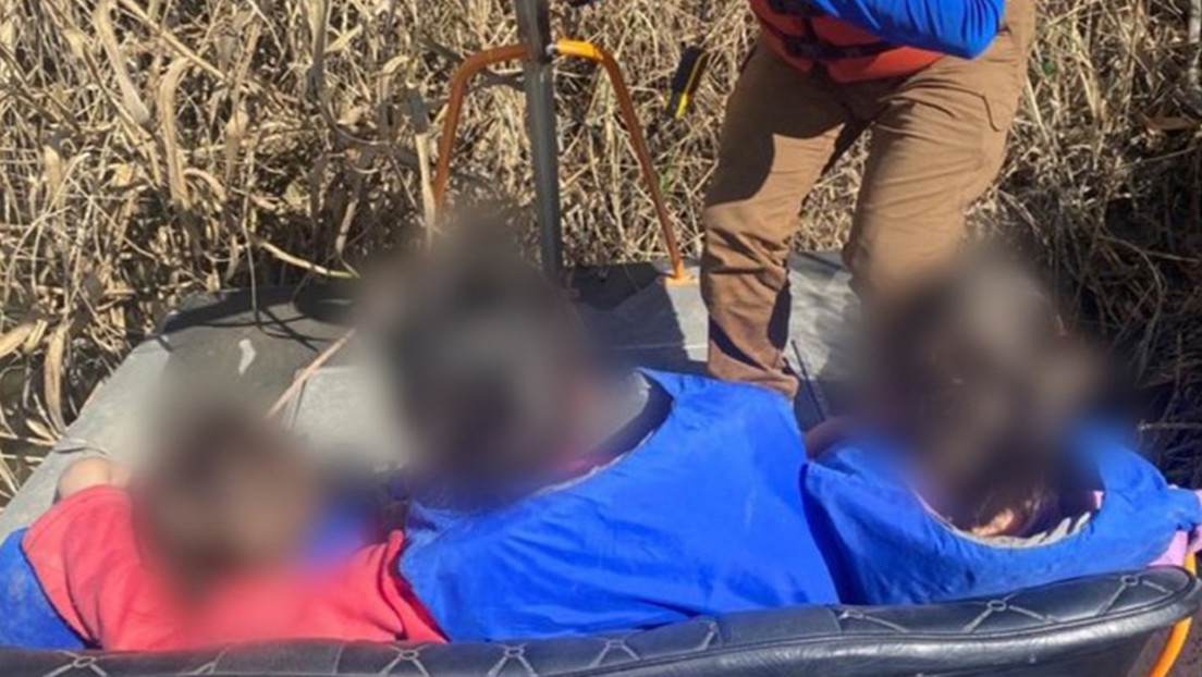 Agentes de migración mexicanos rescatan a 3 niñas salvadoreñas en un islote del río Bravo