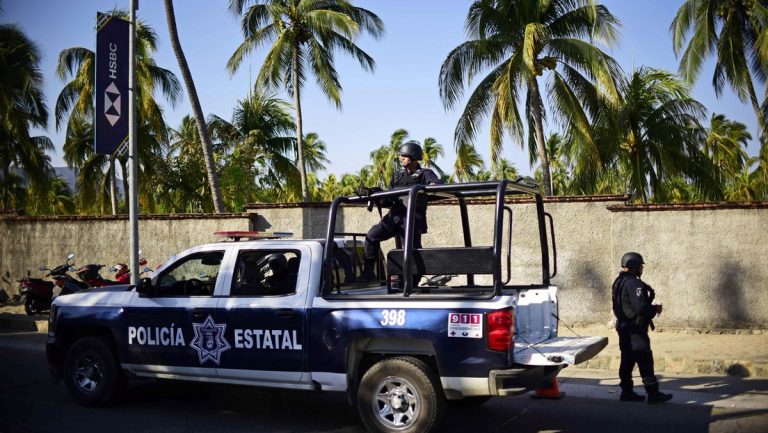 Asesinan a tiros a un mando policial mexicano a escasos metros de la comisaría