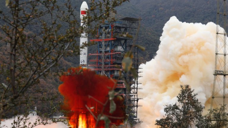 China prueba con éxito un supermotor de cohete para misiones espaciales con 120 toneladas de empuje
