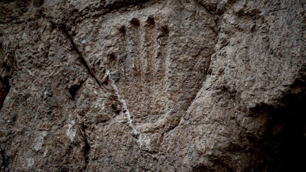 Huella de una mano en un foso de unos 1.000 años de antigüedad