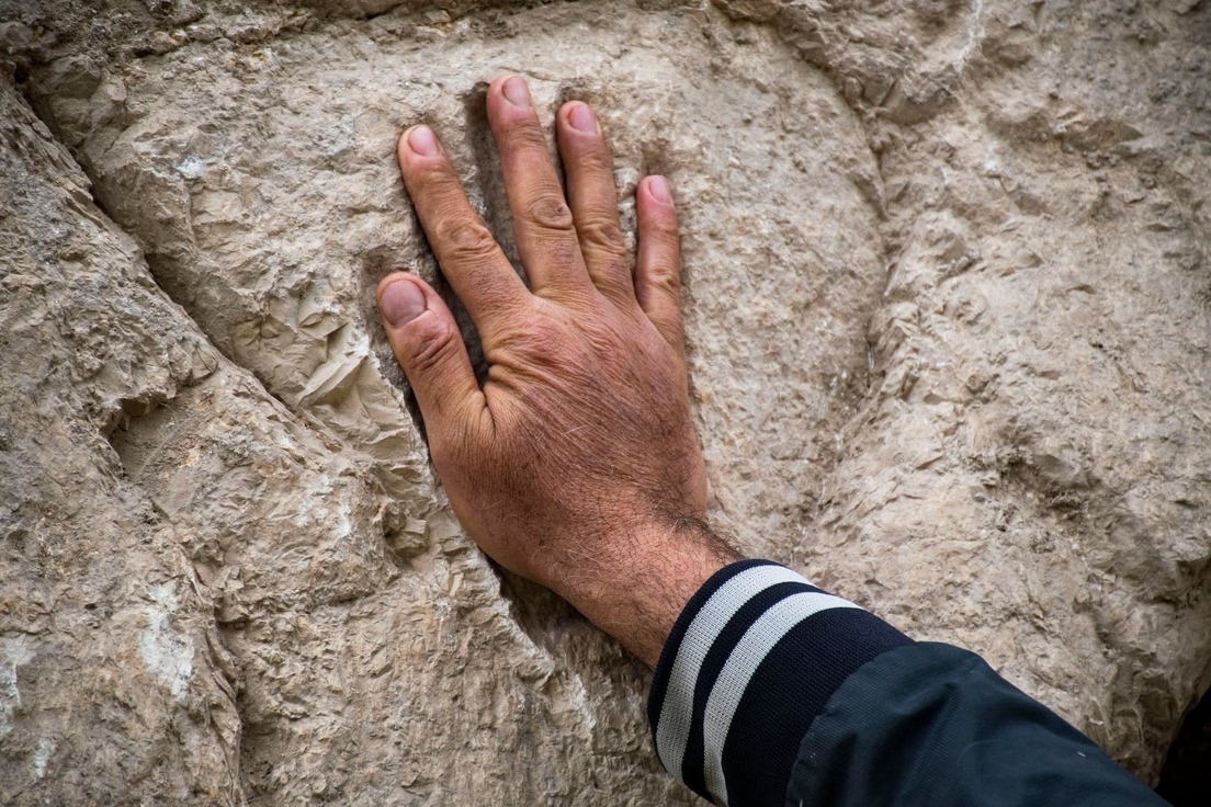Huella de una mano en un foso de unos 1.000 años de antigüedad 