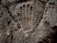 Huella de una mano en un foso de unos 1.000 años de antigüedad