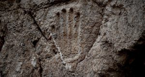 Huella de una mano en un foso de unos 1.000 años de antigüedad