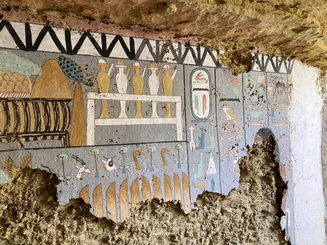 Descubren en Egipto una momia de 4.300 años de antigüedad cubierta de una lámina de oro