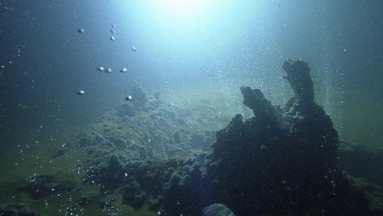 Descubren una enorme cámara magmática cerca de un popular sitio turístico en el Mediterráneo