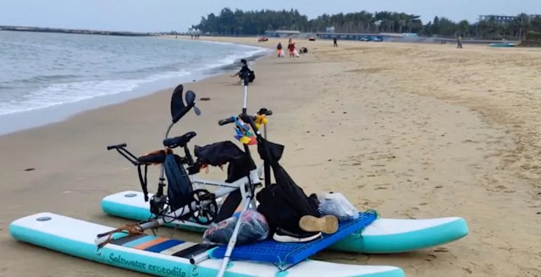 Dos hombres cruzan en bicicleta acuática un estrecho en China para ahorrarse 6 dólares