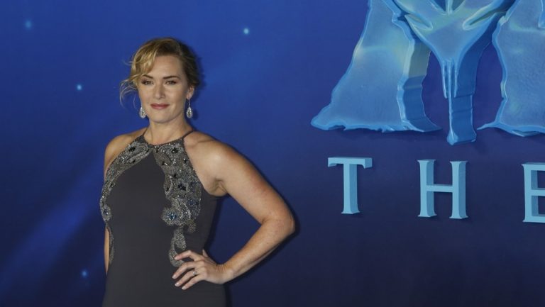 Kate Winslet conmueve a la Red al confortar a una reportera novata en su primera entrevista
