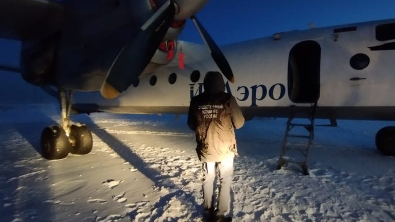 La puerta de un avión de pasajeros se abre en pleno vuelo