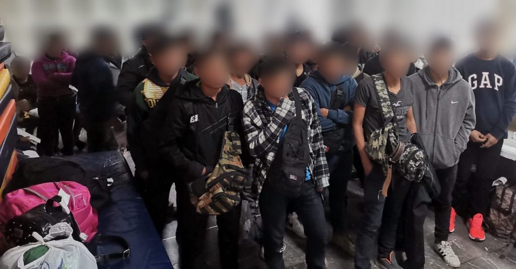 Rescatan en México a 57 niños migrantes que viajaban hacinados en un remolque