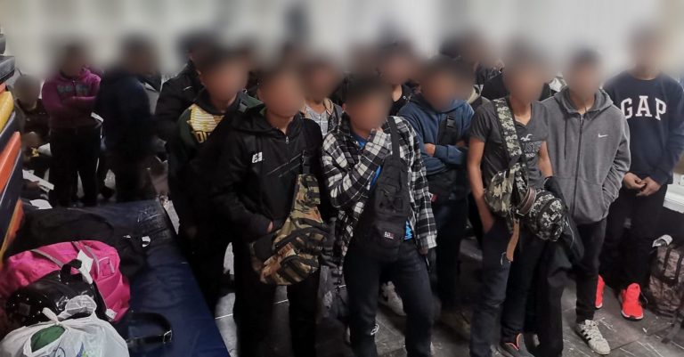 Rescatan en México a 57 niños migrantes que viajaban hacinados en un remolque