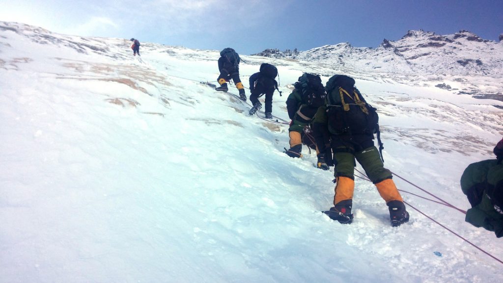 Revelan qué le pasa al cuerpo humano en la 'zona de la muerte' del Monte Everest