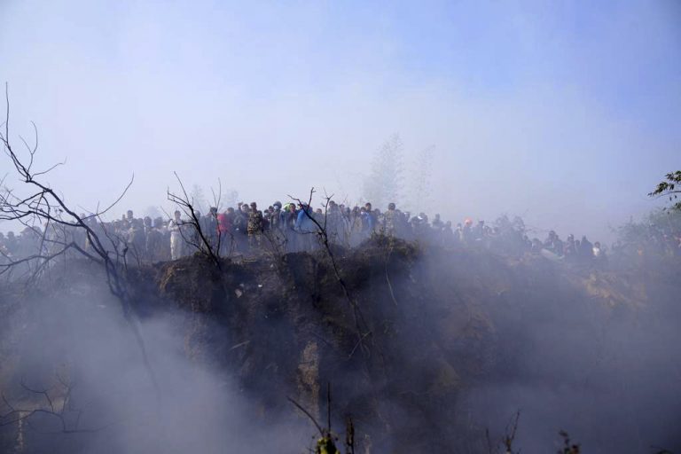 Se estrella un avión con 72 personas a bordo en Nepal