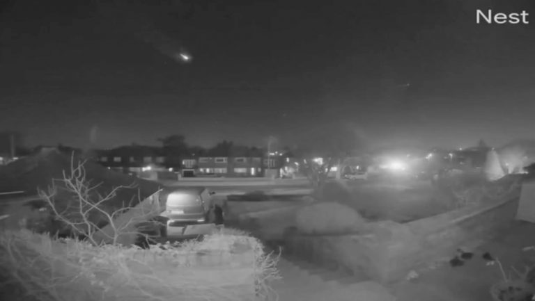 Un gran meteoro atraviesa el cielo nocturno de Reino Unido